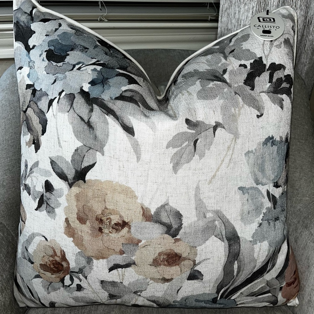 1-NWT CALLISTO HOME FLORAL
DESIGN DECORATIVE PILLOW - Picture 4 of 16